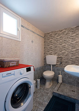 House for rent Marmara in Sifnos - Bathroom and washing machine